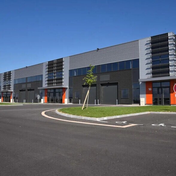 Flex in Poitiers for lease - Building Photo - Image 2 of 4