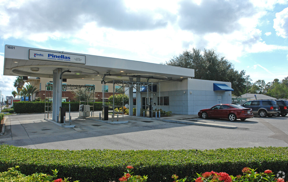 1601 Gulf To Bay Blvd, Clearwater, FL for lease - Primary Photo - Image 2 of 9