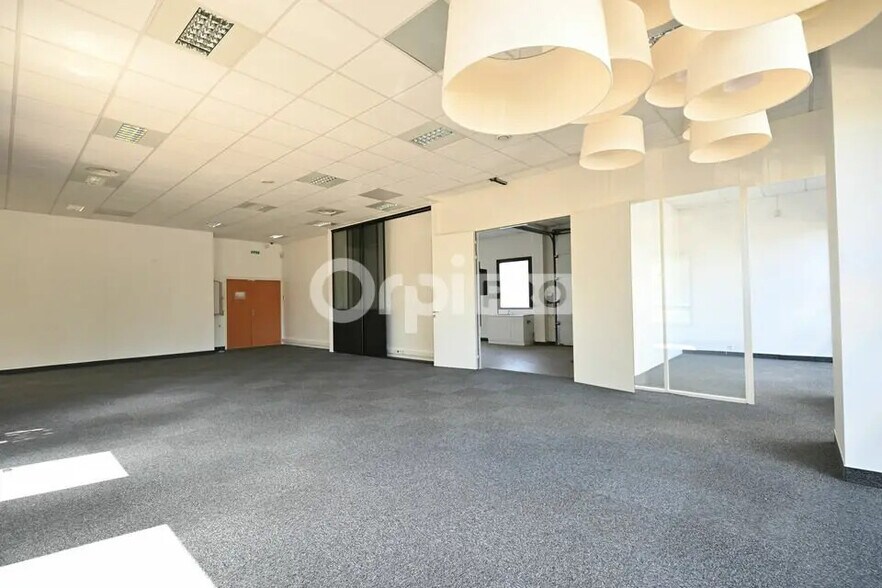 Flex in Saint-Priest for lease - Interior Photo - Image 2 of 12