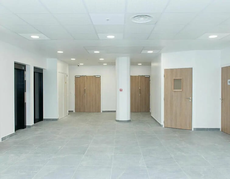 Office in Valbonne for sale - Lobby - Image 3 of 4