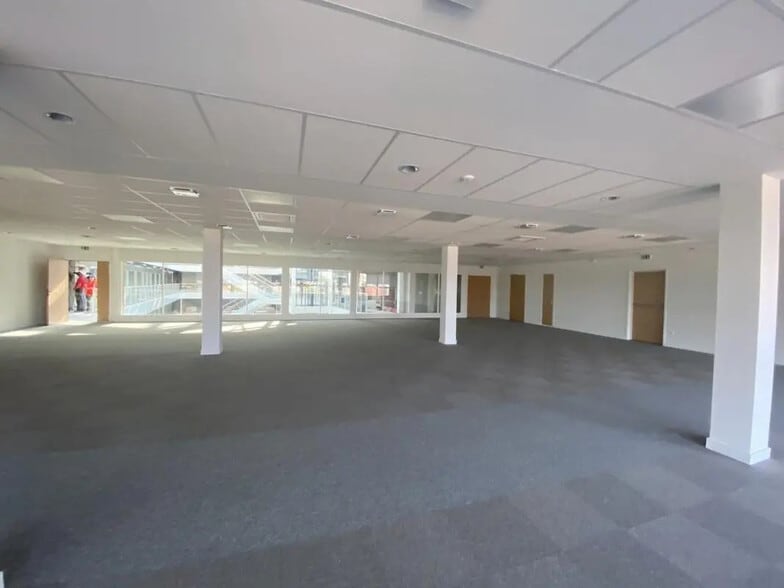 Office in Rouen for lease - Interior Photo - Image 2 of 5