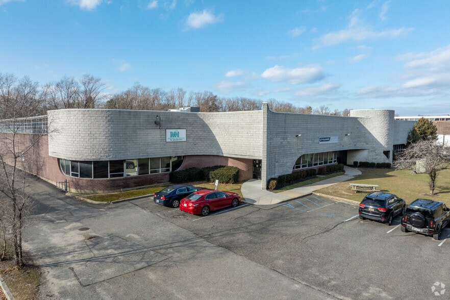 69 Mall Dr, Commack, NY for sale - Primary Photo - Image 1 of 1