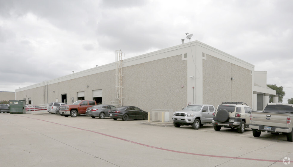 2122 Country Club Dr, Carrollton, TX for lease - Building Photo - Image 3 of 5