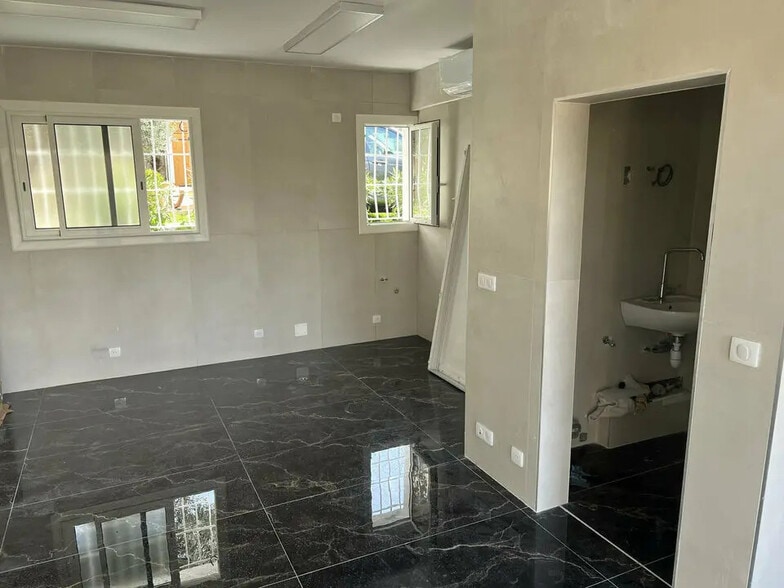 Retail in Aix-en-Provence for lease - Interior Photo - Image 3 of 5