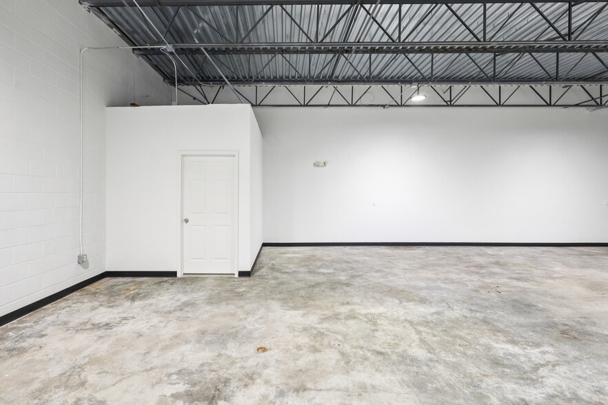 1105 Colorado Ln, Arlington, TX for lease - Building Photo - Image 3 of 9