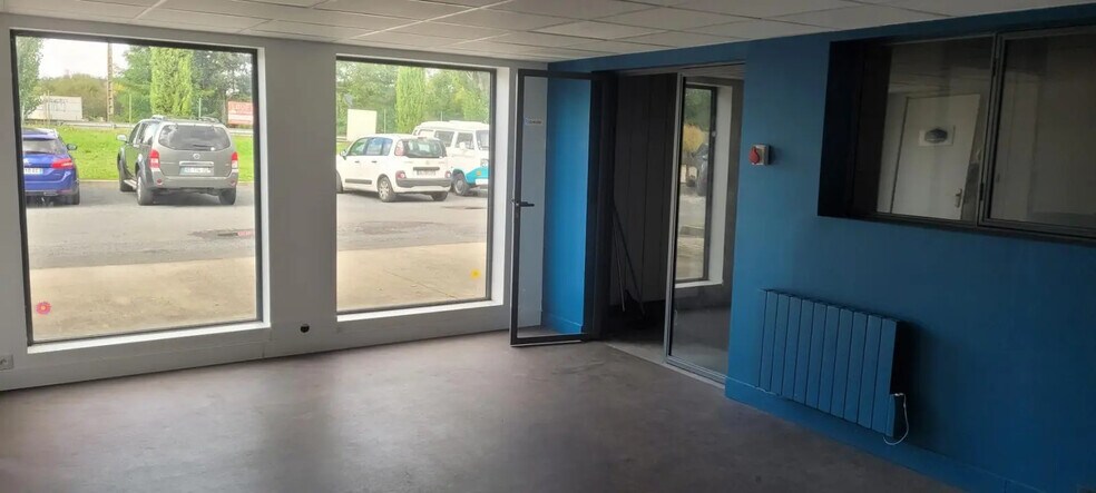 Flex in CIVRIEUX-D'AZERGUES for lease - Interior Photo - Image 3 of 5