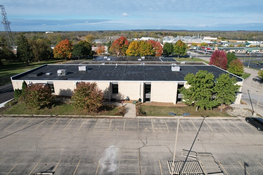 1233 Janesville Ave, Fort Atkinson, WI for lease - Building Photo - Image 2 of 7