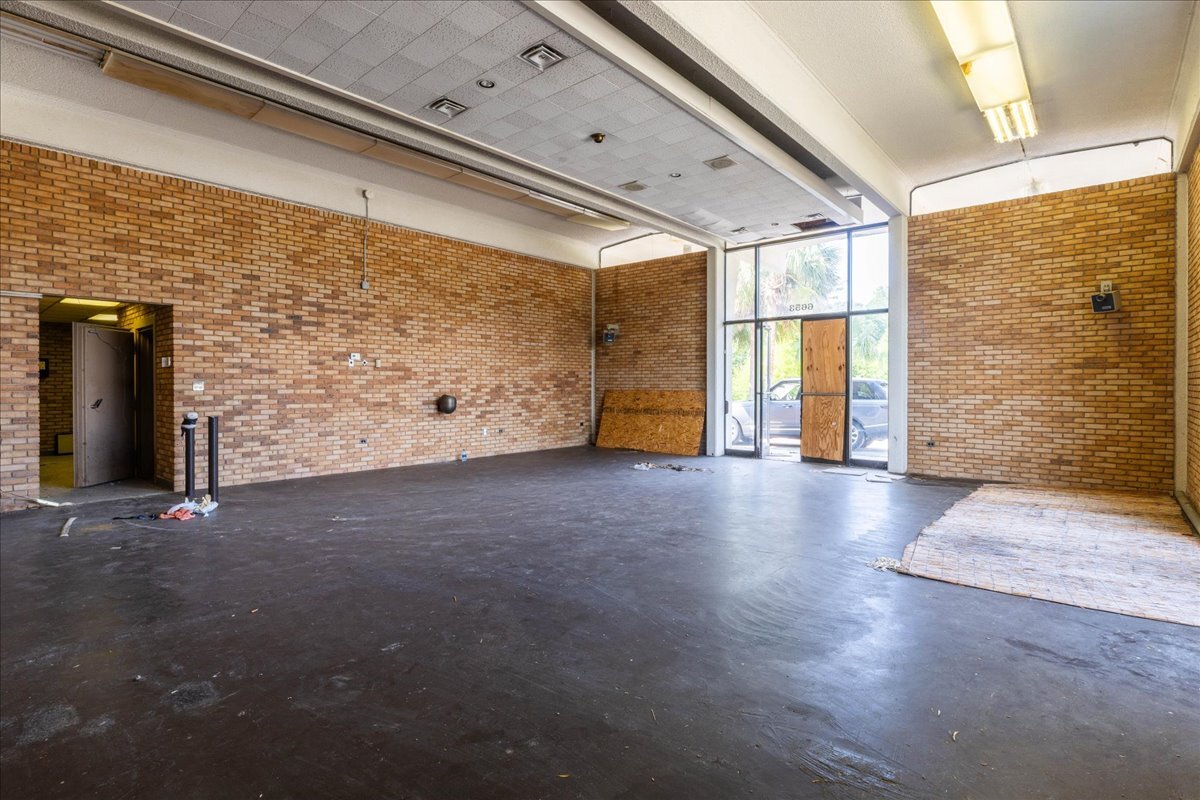 6653 Church St - Interior View 2