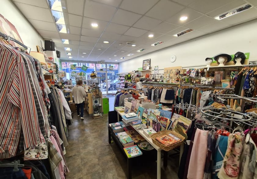 17 High St, Weybridge for lease - Interior Photo - Image 2 of 5