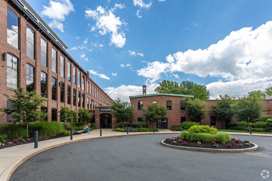 480 Pleasant St, Watertown, MA for lease - Building Photo - Image 2 of 9