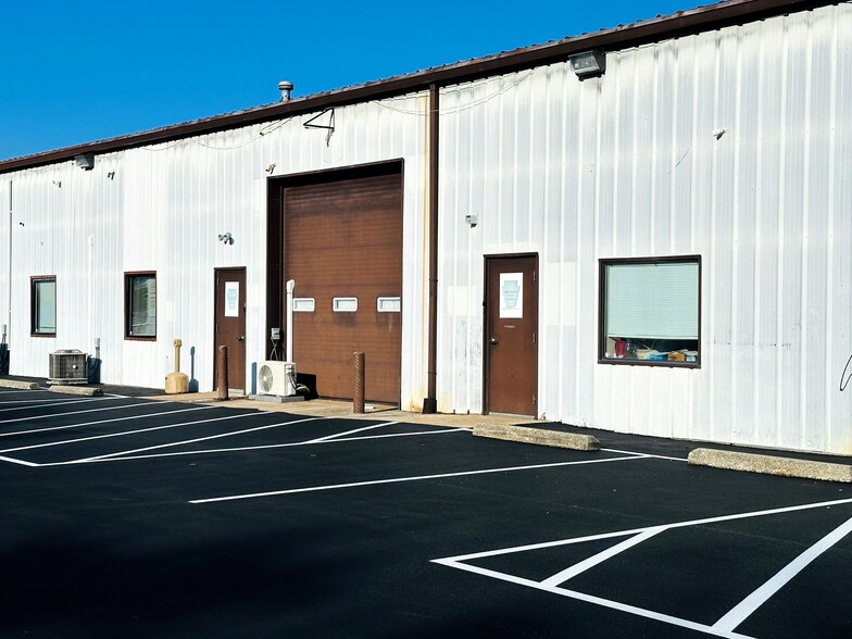 4949 Queen St, Harrisburg, PA for lease - Building Photo - Image 2 of 8