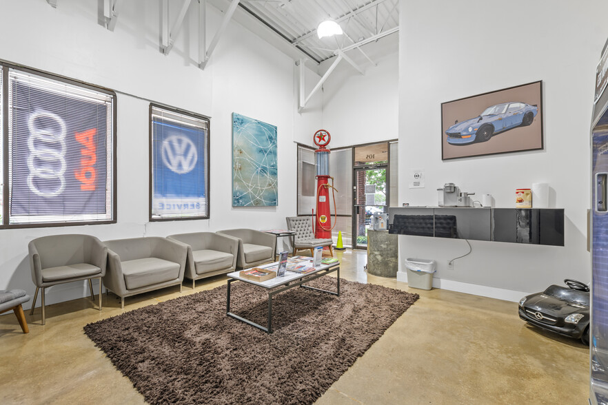 2415 W Northwest Hwy, Dallas, TX for lease - Interior Photo - Image 1 of 18