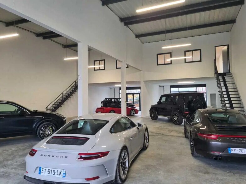 Flex in SAINT-JEAN-D'ILLAC for lease - Interior Photo - Image 3 of 7