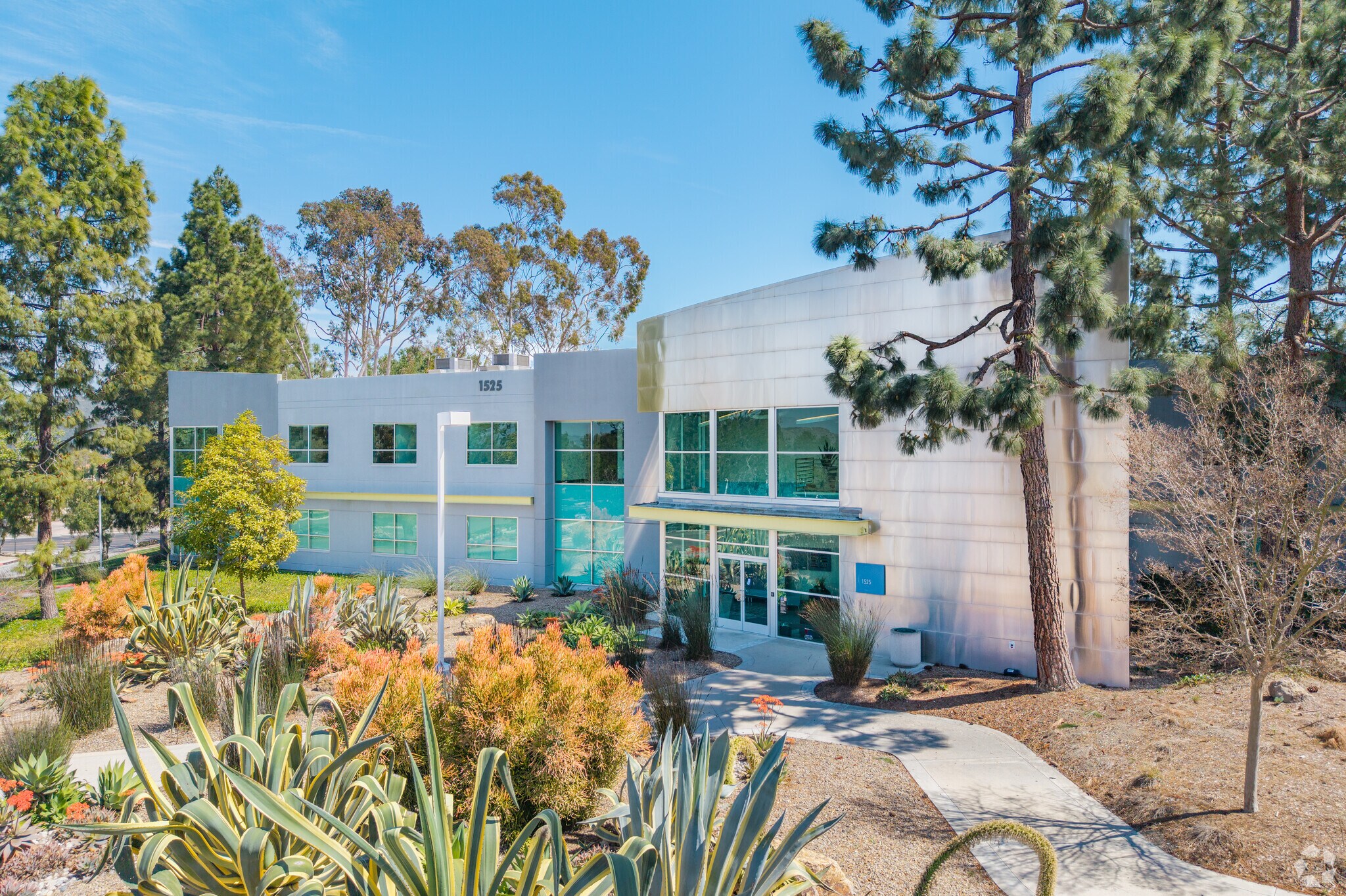 1525 Rancho Conejo Blvd, Thousand Oaks, CA for sale Primary Photo- Image 1 of 30