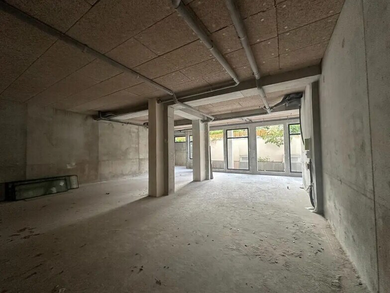 Retail in Clichy for lease - Building Photo - Image 1 of 9