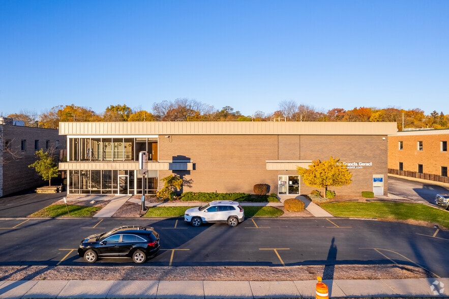 2505 N Mayfair Rd, Milwaukee, WI for lease - Building Photo - Image 3 of 5