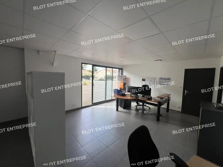 Office in Rezé for lease - Building Photo - Image 3 of 12