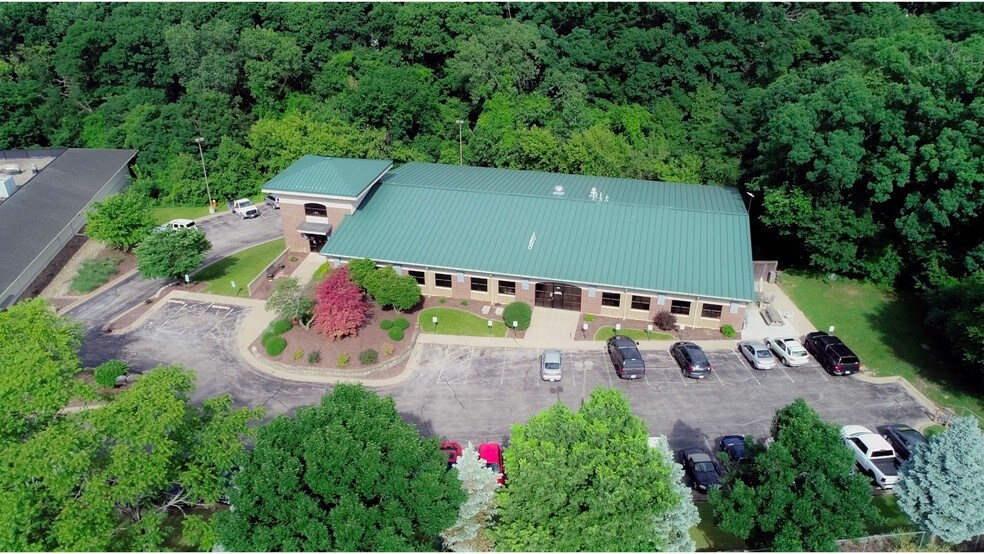 555 Valley View Dr, Moline, IL for lease - Building Photo - Image 1 of 11