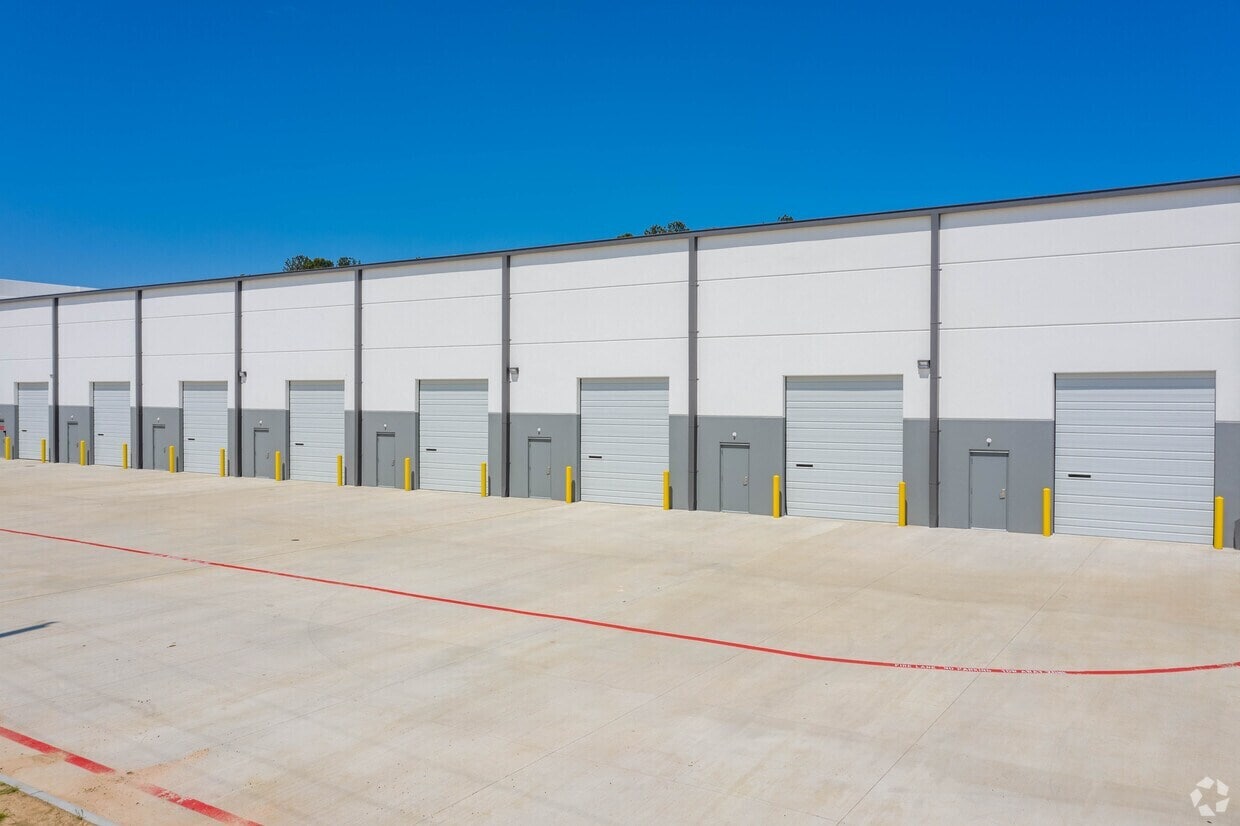 13911 Service Center Dr, Tomball, TX for lease Interior Photo- Image 1 of 1