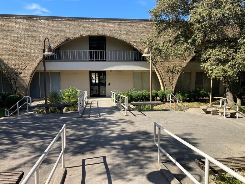 2670 & 2660 E Lamar Blvd portfolio of 2 properties for sale on LoopNet.com - Building Photo - Image 2 of 4