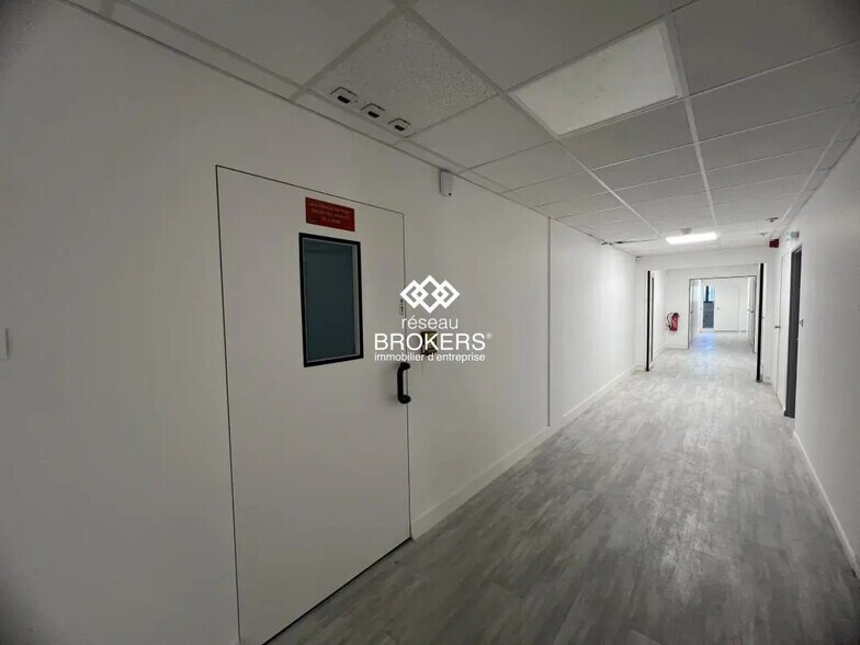 Retail in Saint-Aubin for lease - Building Photo - Image 1 of 14