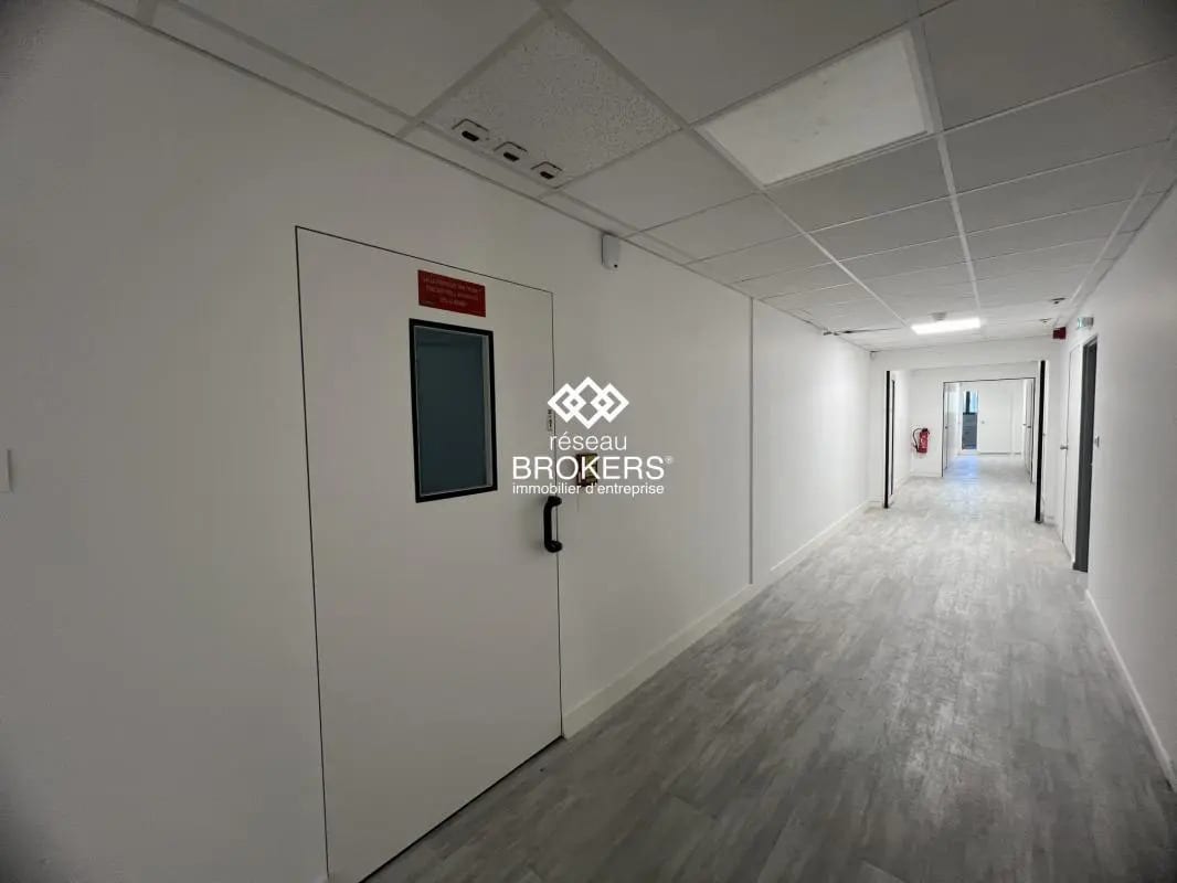 Retail in Saint-Aubin for lease Building Photo- Image 1 of 15