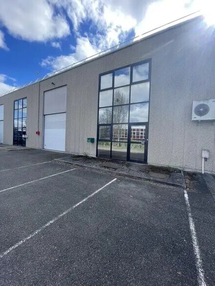 Flex in Coignières for lease - Primary Photo - Image 1 of 1