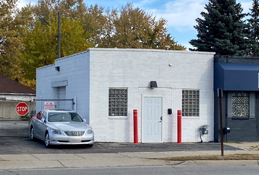 16921 E Nine Mile Rd, Eastpointe, MI for sale - Building Photo - Image 1 of 1