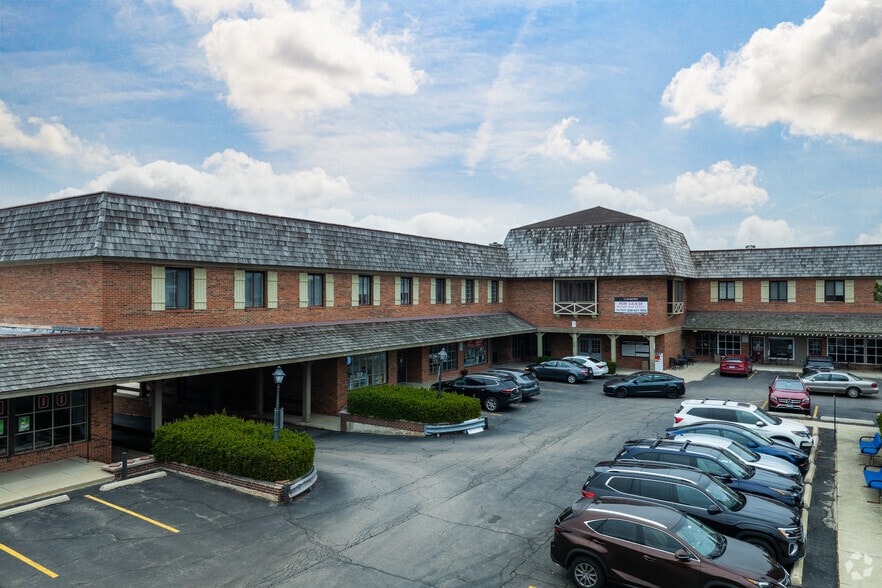 106-140 Barrington Commons Ct, Barrington, IL for sale - Primary Photo - Image 1 of 4