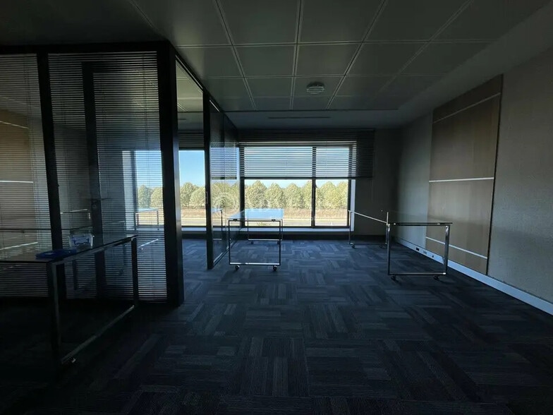 Office in Lieusaint for lease - Interior Photo - Image 3 of 6