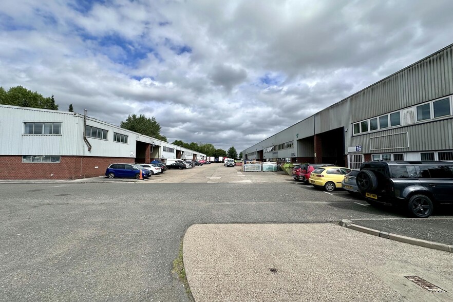 Farmbrough Clos, Aylesbury for lease - Building Photo - Image 1 of 3