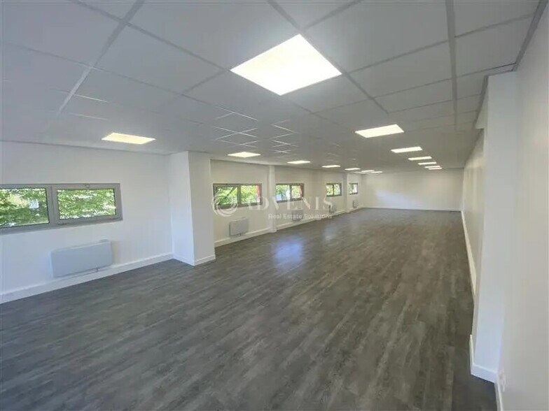 Flex in Orly for lease - Interior Photo - Image 3 of 10