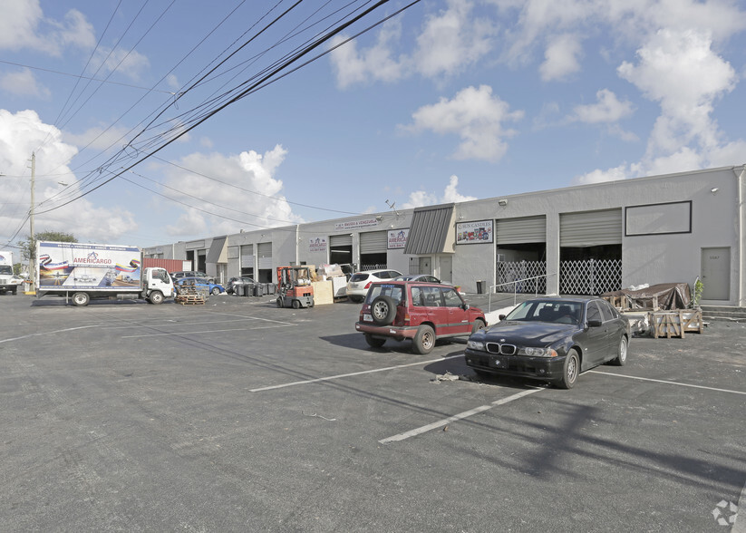 5551-5595 NW 72nd Ave, Miami, FL for lease - Building Photo - Image 3 of 4