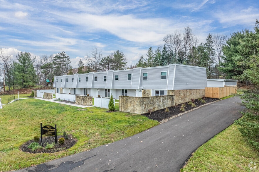 2215 Aurora Dr, Pittsburgh, PA for sale - Primary Photo - Image 1 of 24