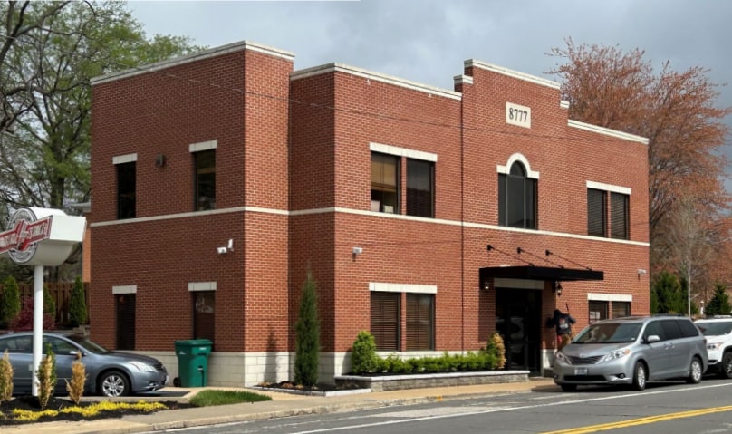 8777 Big Bend Blvd, Webster Groves, MO for lease - Primary Photo - Image 2 of 2
