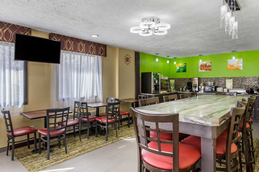 65 28th St SW, Grand Rapids, MI for sale - Interior Photo - Image 1 of 1