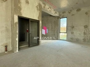 Retail in Le Chesnay-Rocquencourt for lease Interior Photo- Image 2 of 5