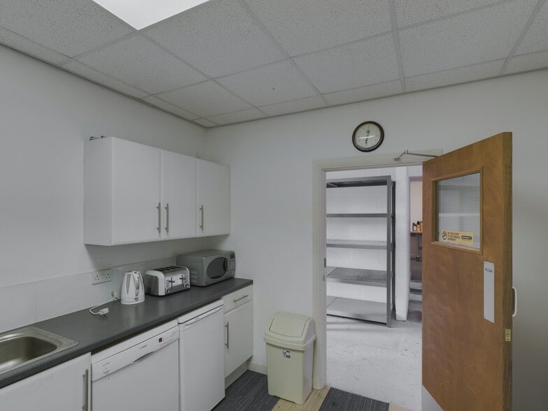 369 Chester Rd, Ellesmere Port for lease - Interior Photo - Image 2 of 4