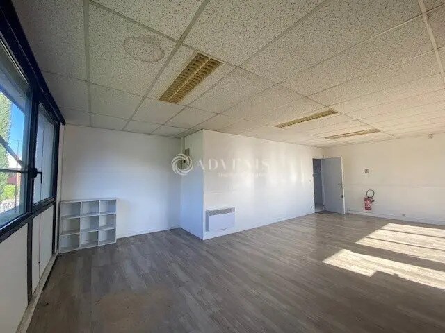 Office in Voisins-le-Bretonneux for lease Interior Photo- Image 1 of 4