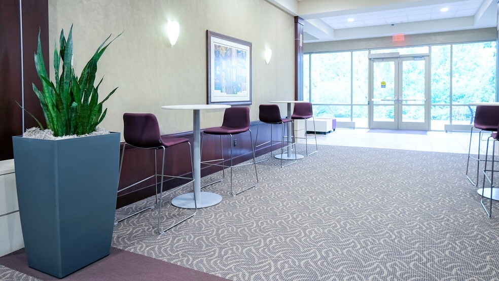 860 Blue Gentian Rd, Eagan, MN for lease - Interior Photo - Image 2 of 36