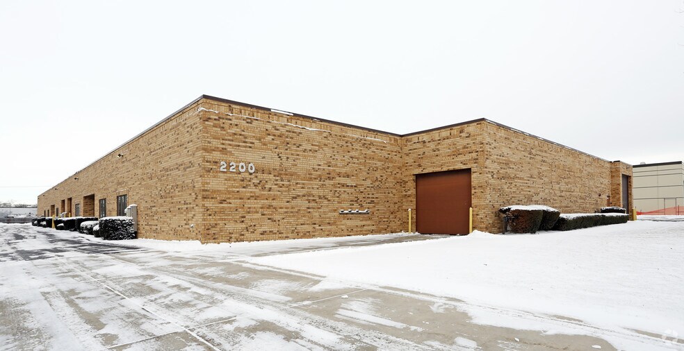 2200 S Park Ave, Streamwood, IL for lease - Primary Photo - Image 1 of 5