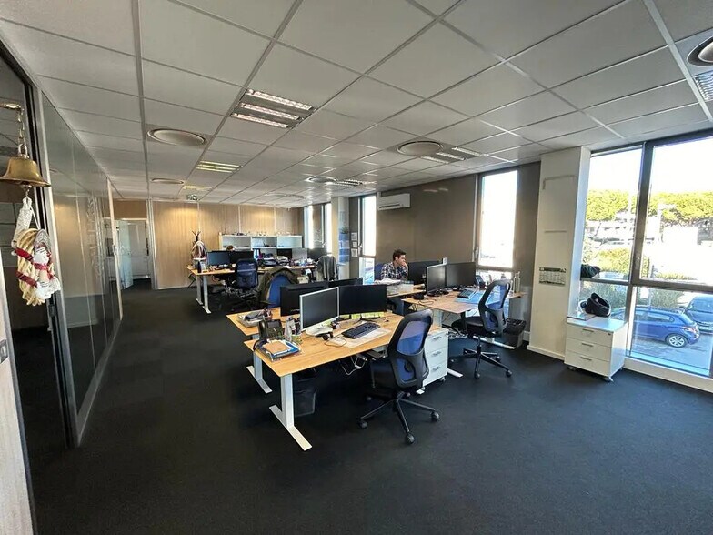 Rue Pascal Xavier Coste, Marseille for lease - Interior Photo - Image 2 of 9