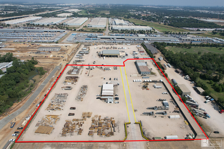 502 W Oakdale Rd, Grand Prairie, TX for lease - Building Photo - Image 2 of 10