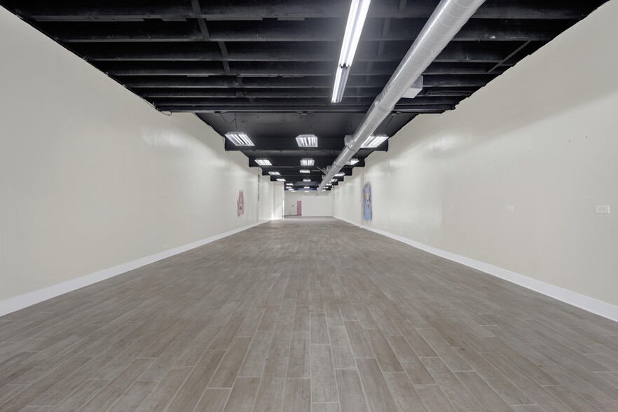 7055 N Clark St, Chicago, IL for lease - Interior Photo - Image 2 of 22