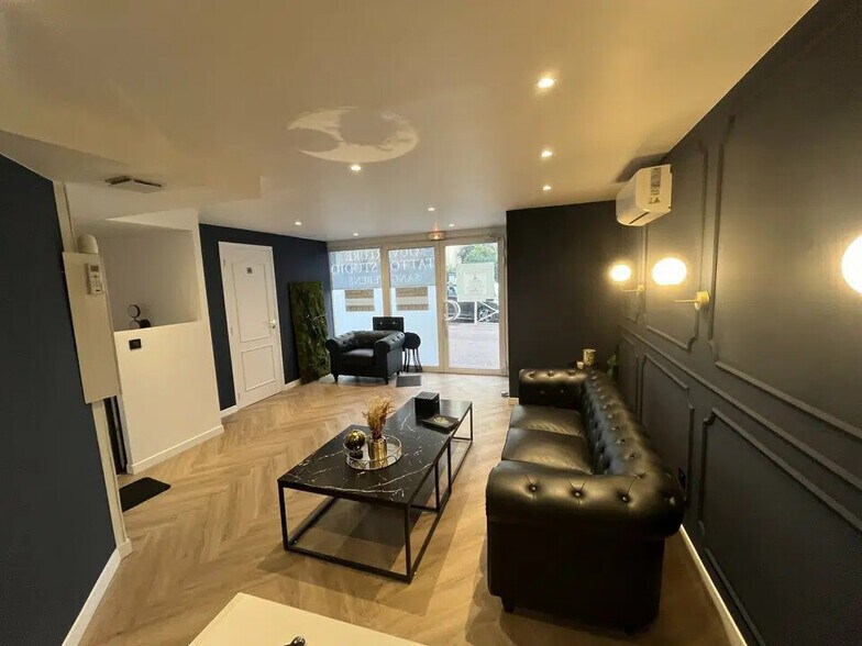 Retail in Antibes for lease - Interior Photo - Image 2 of 7