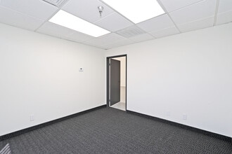 36665 Bankside Dr, Cathedral City, CA for lease Interior Photo- Image 2 of 5