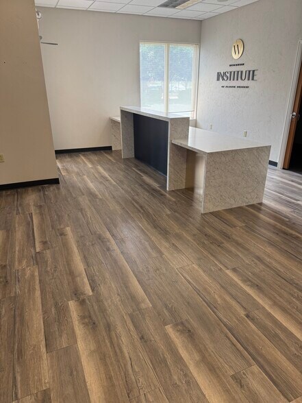 2700 E Enterprise Ave, Appleton, WI for lease - Interior Photo - Image 3 of 8