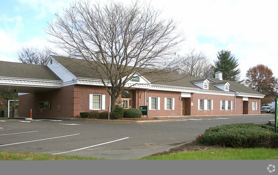 921 Meriden Waterbury Tpke, Plantsville, CT for lease - Building Photo - Image 2 of 10