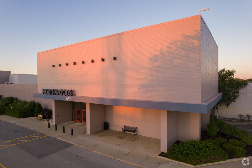 2200 W War Memorial Dr, Peoria, IL for lease - Building Photo - Image 2 of 8