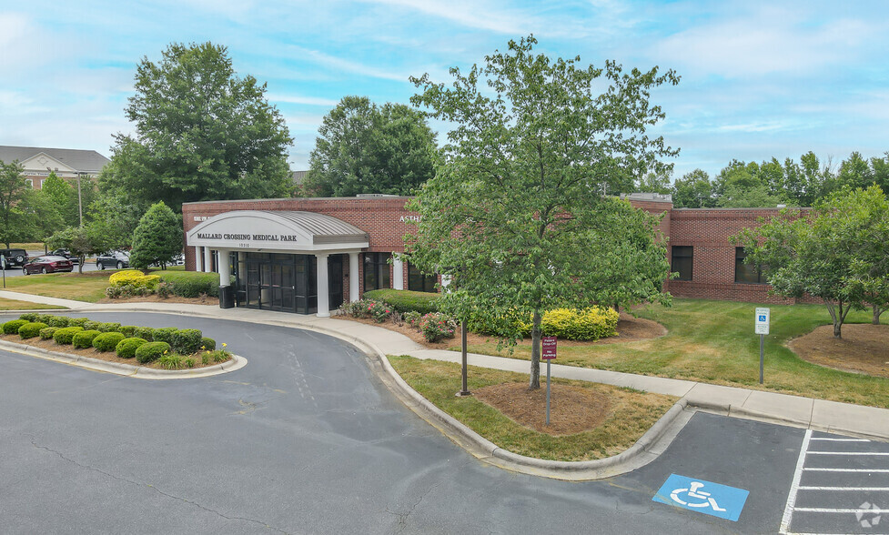 10320 Mallard Creek Rd, Charlotte, NC for lease - Building Photo - Image 1 of 19